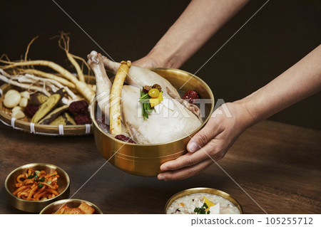 korean traditional food samgyetang, chicken soup with ginseng served 105255712