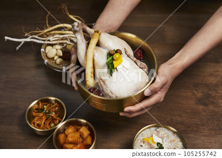 korean traditional food samgyetang, chicken soup with ginseng served 105255742