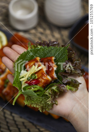 korean traditional food, grilled eel wraps 105255769