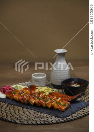 korean traditional food, grilled eel with korean traditional alcohol 105255806