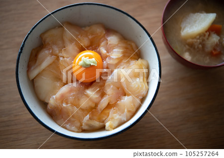 一碗天然比目魚和優質雞蛋 105257264