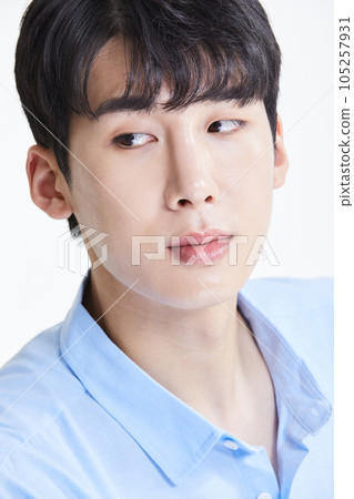 korean asian young man looking diagonally downward 105257931