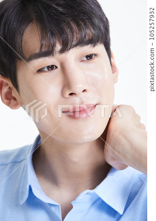 korean asian young man touching his neck 105257932