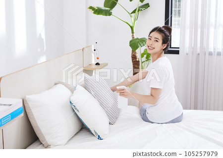 summer liefstyle, korean asian young woman with deodorizer 105257979
