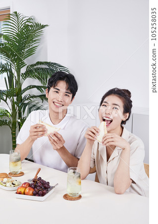 summer lifestyle, korean asian young couple having sandwich 105258035