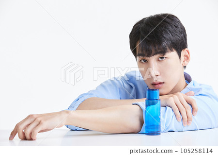 korean asian young man with skincare products korean asian young man with skincare products 105258114