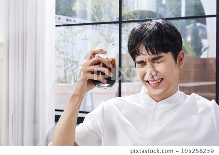 summer lifestyle, korean asian young man drinking ice coffee 105258239