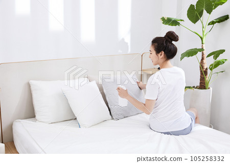 summer liefstyle, korean asian young woman with deodorizer 105258332