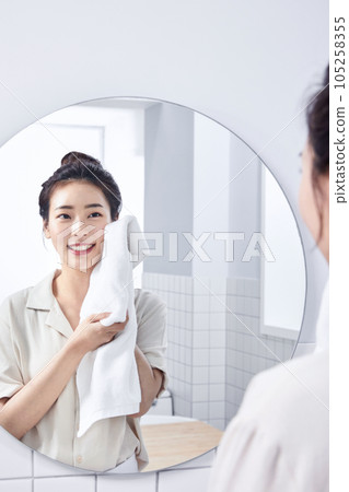 summer lifestyle, korean asian young woman drying face with a towel 105258355