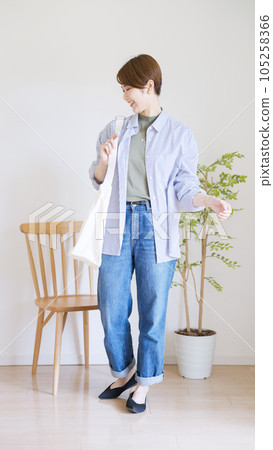 Women's spring clothes fashion coordination whole body (vertical) 105258366