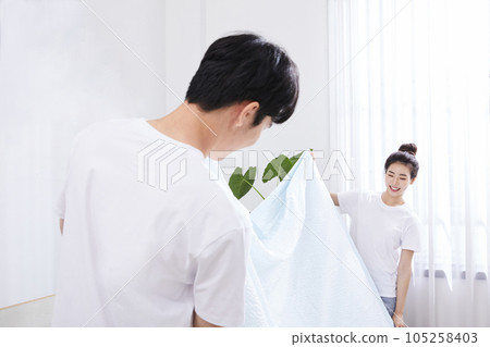 summer lifestyle, korean asian young couple making bed 105258403