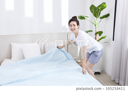 summer lifestyle, korean asian young woman making bed 105258411