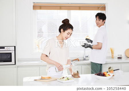 summer lifestyle, korean asian young couple doing dishes in kitchen 105258440