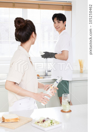 summer lifestyle, korean asian young couple doing dishes in kitchen 105258462