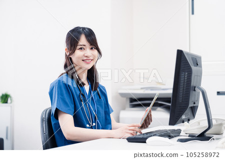 醫務人員做辦公室工作 105258972