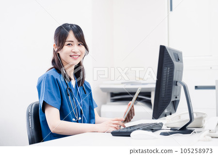 醫務人員做辦公室工作 105258973