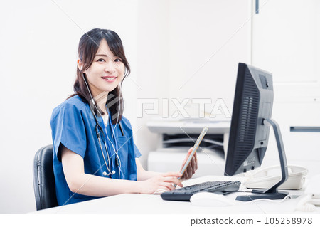 醫務人員做辦公室工作 105258978