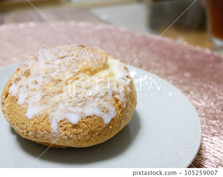 Cream puff 105259007