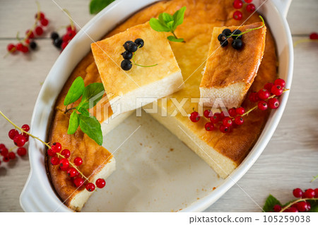 cottage cheese sweet casserole with fresh berries 105259038