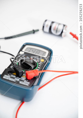 用測試儀測量電池的電壓和電流 用測試儀測量電池的電壓和電流 105259253
