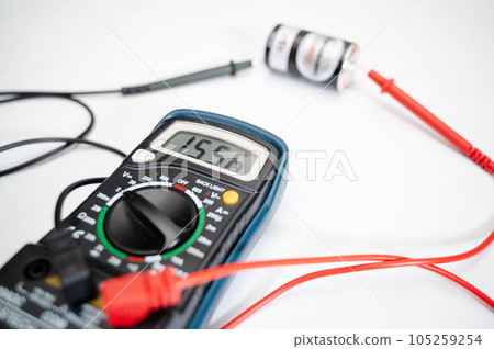 測試儀左測量電池當前電壓 105259254