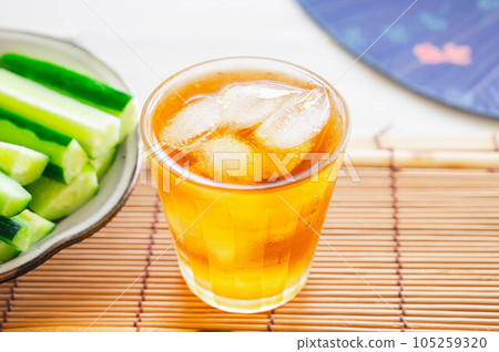 ice cold tea 105259320