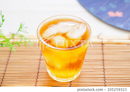 ice cold tea 105259321