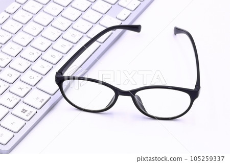 Image of eyeglasses (reading glasses and personal computer) 105259337