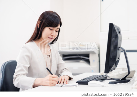 A woman preparing for a funeral at a company 105259554