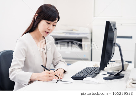 一位女士在公司準備葬禮 105259558