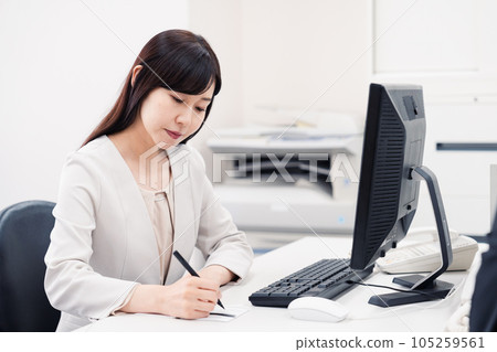 一位女士在公司準備葬禮 105259561