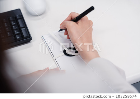 一位女士在公司準備葬禮 105259574