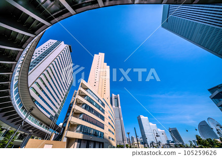 日本橫濱城市景觀 櫻木町車站前的新景觀。橫濱市政廳、櫻花未來橋、建築物等景觀 105259626