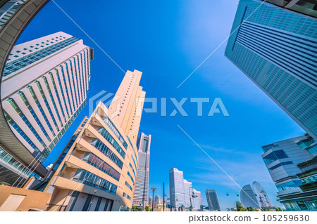 日本橫濱城市景觀 櫻木町車站前的新景觀。橫濱市政廳、櫻花未來橋、建築物等景觀 105259630