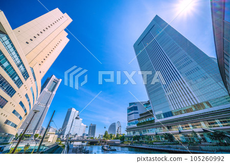 日本橫濱城市景觀 櫻木町車站前的新景觀。橫濱市政廳、櫻花未來橋、建築物等景觀 105260992