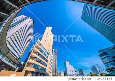 日本橫濱城市景觀 櫻木町車站前的新景觀。橫濱市政廳、櫻花未來橋、建築物等景觀 105261151