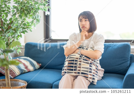 一個女人拿著墊子思考 一個女人拿著墊子思考 105261211