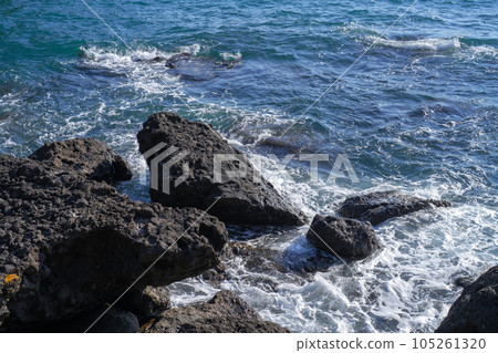 揮動在岩石上的波浪 揮動在岩石上的波浪 105261320