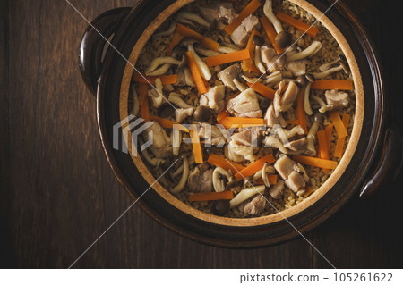 雞肉胡蘿蔔飯用砂鍋煮 雞肉胡蘿蔔飯用砂鍋煮 105261622