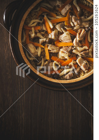 雞肉胡蘿蔔飯用砂鍋煮 雞肉胡蘿蔔飯用砂鍋煮 105261624