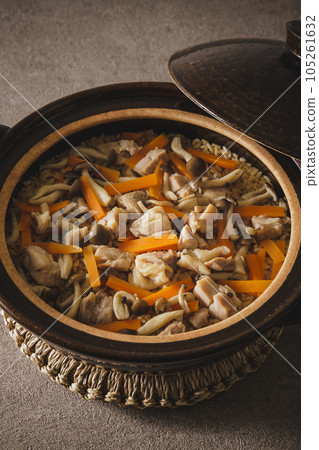 Chicken and carrot rice cooked in a clay pot 105261632