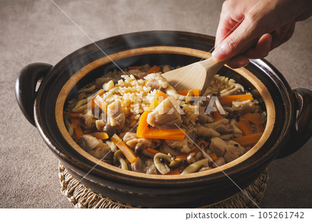 米飯與飯勺混合在砂鍋中煮熟 米飯與飯勺混合在砂鍋中煮熟 105261742