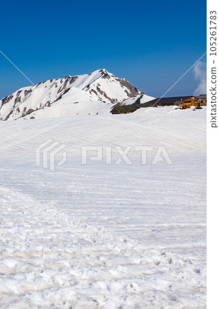 北阿爾卑斯立山山區殘雪季節從室堂平看到的奧田日山 北阿爾卑斯立山山區殘雪季節從室堂平看到的奧田日山 105261783