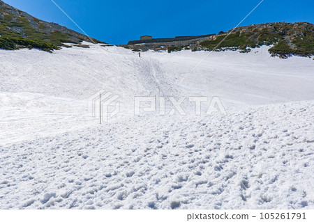 Climbing the Tateyama Mountain Range in the Northern Alps during the remaining snow season Ichinokoshi and a mountain lodge Climbing the Tateyama Mountain Range in the Northern Alps during the remaining snow season Ichinokoshi and a mountain lodge 105261791