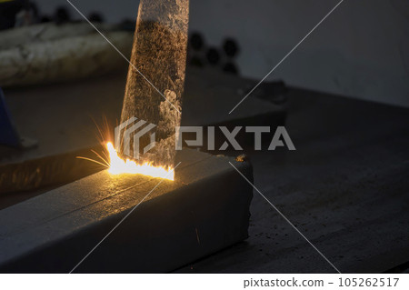 High technology dust removal the steel square pipe cleaning process by laser. 105262517