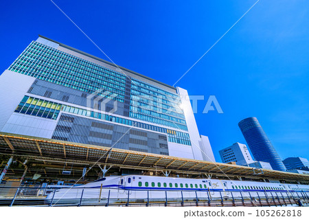 日本橫濱城市景觀七月。酷熱...新橫濱站、新幹線、橫濱王子大飯店等景觀 105262818