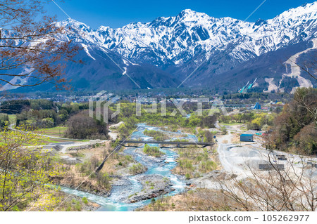 「長野縣」北阿爾卑斯山的殘雪和松川的清流、白馬村 105262977