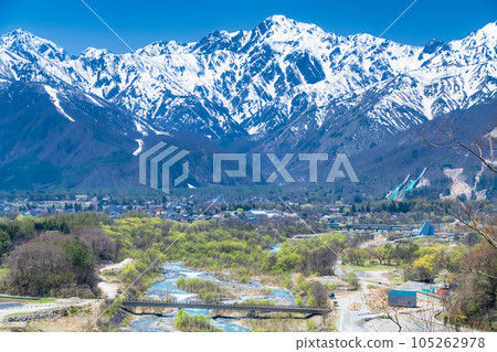「長野縣」北阿爾卑斯山的殘雪和松川的清流、白馬村 105262978