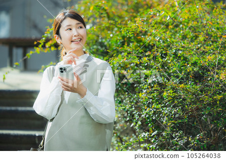 觀看智能手機的婦女 105264038