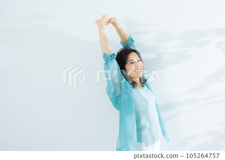 一名身穿淺藍色襯衫的中年婦女 105264757